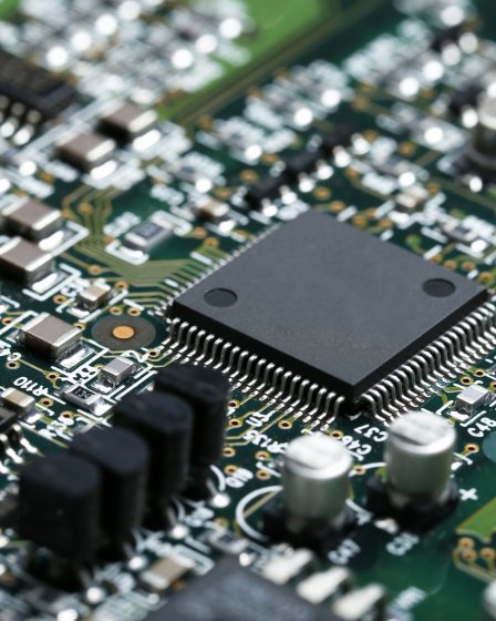 Aproximação da placa de circuito eletrônico com fundo de componentes eletrônicos de microchip de CPU