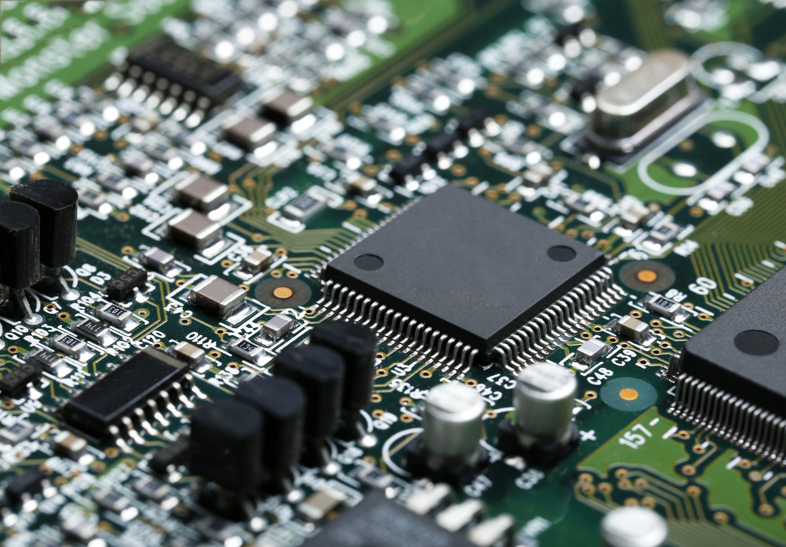 Aproximação da placa de circuito eletrônico com fundo de componentes eletrônicos de microchip de CPU